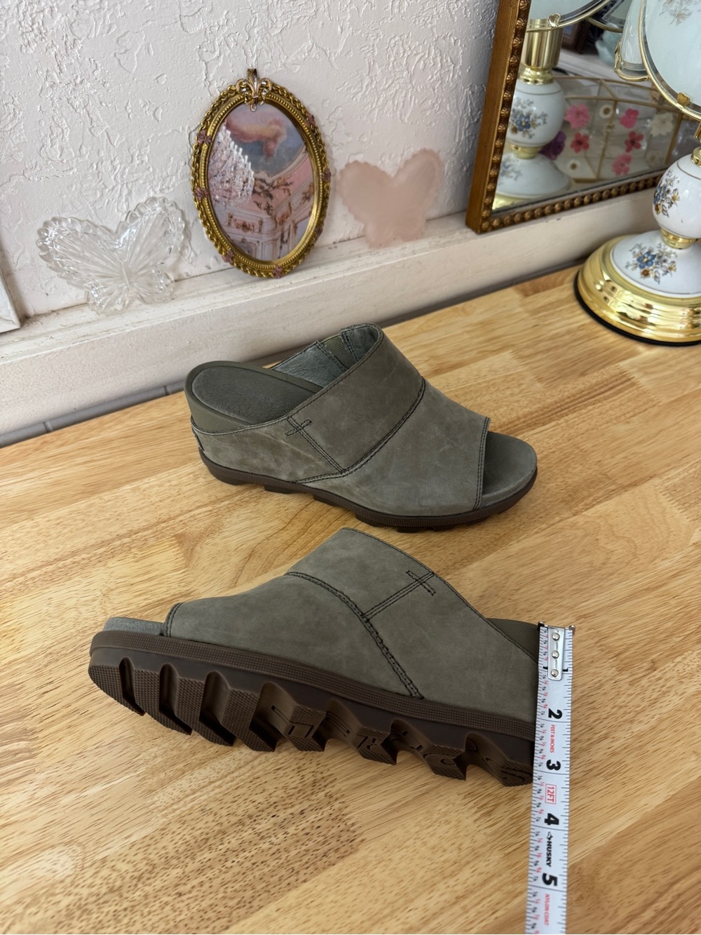 Sorel Kinetic Olive Green Nubuck Slide Mules Lug Sole Comfort Sandals Size 10 - Picture 3 of 12